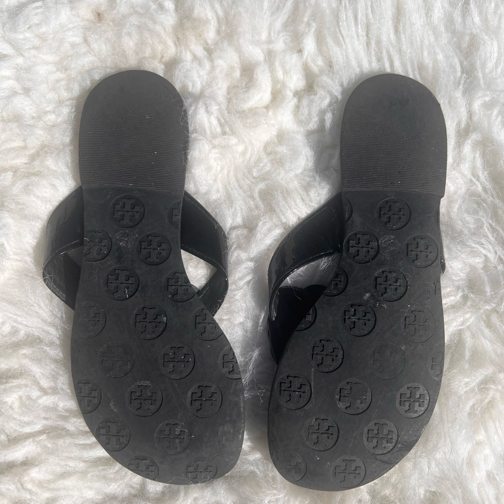 Tory Burch Breely Black Patent Gold Logo Flower Flip-Flops Sandals US 7 - Picture 4 of 6